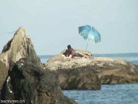 Парень заснял как парочка ебется на камнях прямо в море