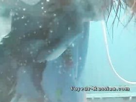 Девица сняла одежду и купается