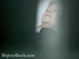 Скрытая камера в кабинете гинеколога снимает каждую новую пациентку во всей ее красе