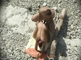 Страстные любовнички хорошо уединились на пляже нудистов