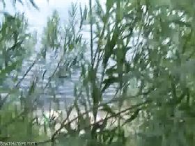 Пацанчик неумело подкатывает к подружке на берегу реки