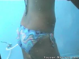 В кабинке для раздевания девушка меняет трусики