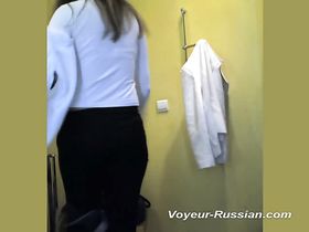 Стройная похотливая блондинка пришла в солярий, чтобы выглядеть сексуально и красиво