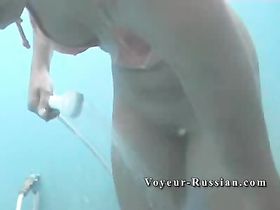 Девушка в красном купальнике