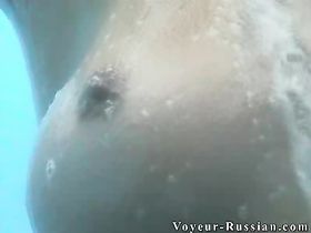 Голое женское тело в пляжной раздевалке