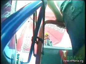 Девушки не знают, что скрытая камера может снять их попки под юбками