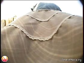 Телочка в широкой юбке даже и не подозревала, что ее снимают