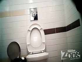 Продавщица залетела в туалет по своей малой нужде и покажет аппетитную попку