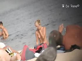 Стройняшка голышом входит в море