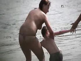 Наблюдение за двумя подругами-натуристками