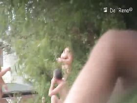 Снимаю на камеру нудистов на досуге