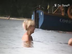 Люди загорают и купаются без купальников