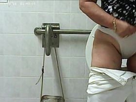 Общественный туалет в кинотеатре засек несколько полных взрослых женщин на скрытую камеру