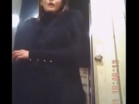 Молодая и худенька казашка писает полу-сидя не зная о скрытой камере