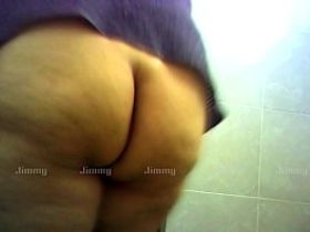 Жирная старуха в общественном туалете писает сняв штаны