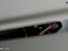Девушка спрятавшись в женском туалете снимает студенток писающих в туалете университета