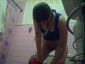 Молодая студентка писает в туалете на скрытую камеру