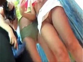 Трое молодых девушек переодеваются в кабинке, а одна из них засветила свою бритую пизду на скрытую камеру