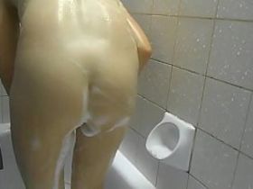 Девушка снимает на камеру свою подругу, как та моется в душе и намыливает вагину