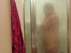 Парень на камеру поймал взрослую мамашу в душе через запотелое стекло