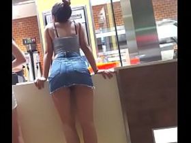 Мужик пришел в Мак и увидел двух красоток, а одна и вовсе светила пиздой