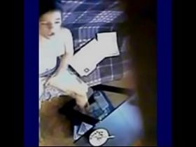 Девушка мастурбирует свою пизду на скрытую камеру, о которой ничего не знает