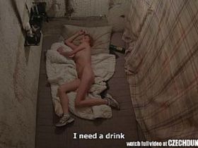 Скрытая камера в подвальном помещении где трахают телок на матрасах