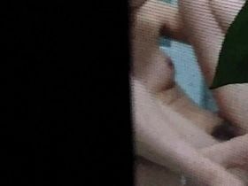 Молодая казашка моет свою волосатую пизду и пытается побрить, пока парень подглядывает в окно