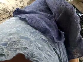 Телка засветила свои трусики под платьем на камеру