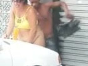 Негр трахает очень толстую бабу, пока мужик снимает их на камеру