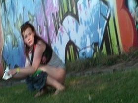 Девка снимает на камеру как несколько ее подруг ссут возле забора