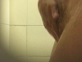 Молодая девушка с волосатой пиздой моется в душе стоя перед скрытой камерой