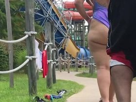 Мужик запечатлил на камеру двух взрослых баб которые разгуливают в одном купальнике показывая свою жопу