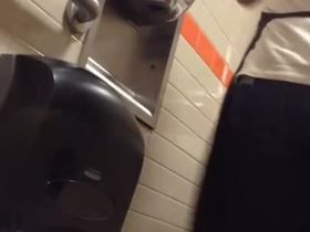 В общественном туалете закусочной установлена камера на которую попалась телка