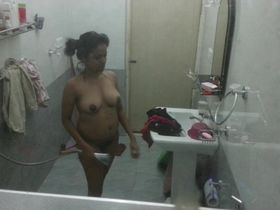 Загорелая армянка моется в душе абсолютно голой пока парень снимает ее на камеру