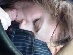 Дед установил камеру под руль своей машины и развел телку на минет