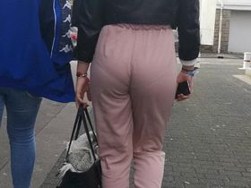 Молодая попка в розовых штанцах прямо на камеру посреди прогулки