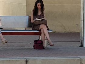 Мужик с камерой снимает под юбкой каждую красотку и не пропускает ни одну девушку