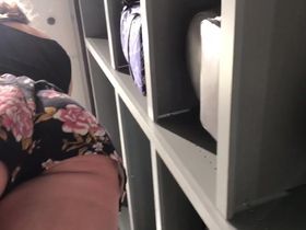 Администратор магазина женской одежды снимает на камеру телок в коротких юбках и узких шортах