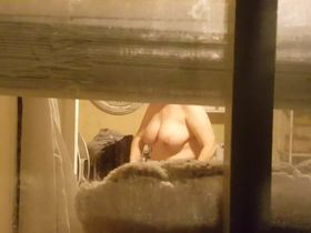 Подглядывая в окно парень заснял полную домохозяйку с большими сиськами