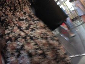 Красивая попка под платьем попалась на камеру парня в метро