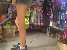 Молодая девушка с маленькой попкой попалась парню на камеру