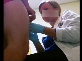 Доктор проверяет член мужика после чего делает ему минет