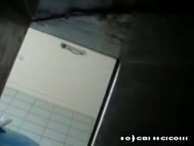 Студент через вентиляцию заснял несколько телок в туалете на камеру