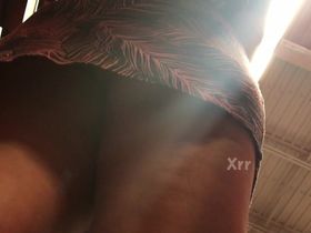 На вокзале девушка в короткой юбке попалась на камеру чуваку