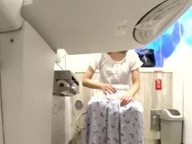 В публичном туалете молодая бурятка зашла поссать не обращая внимания на скрытую камеру