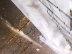 На рынке мужик заснял одну женщину под юбкой в колготках