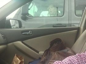 Негр с большим членом сидит в машине и дрочит пока телка в соседней машине смотрит на него