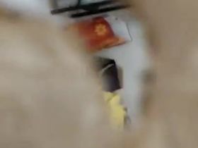 Телка шпионит за своей подругой и снимает ее голой через дырку в стене