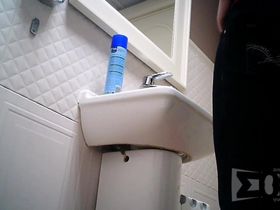 Скрытая камера в туалете заснял одну красотку во время процесса